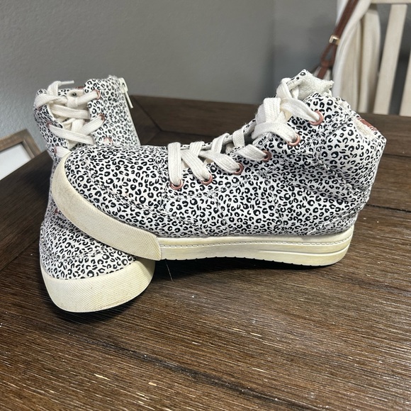 Like New Roxy Camu high top sneakers size 3 youth - Picture 2 of 11